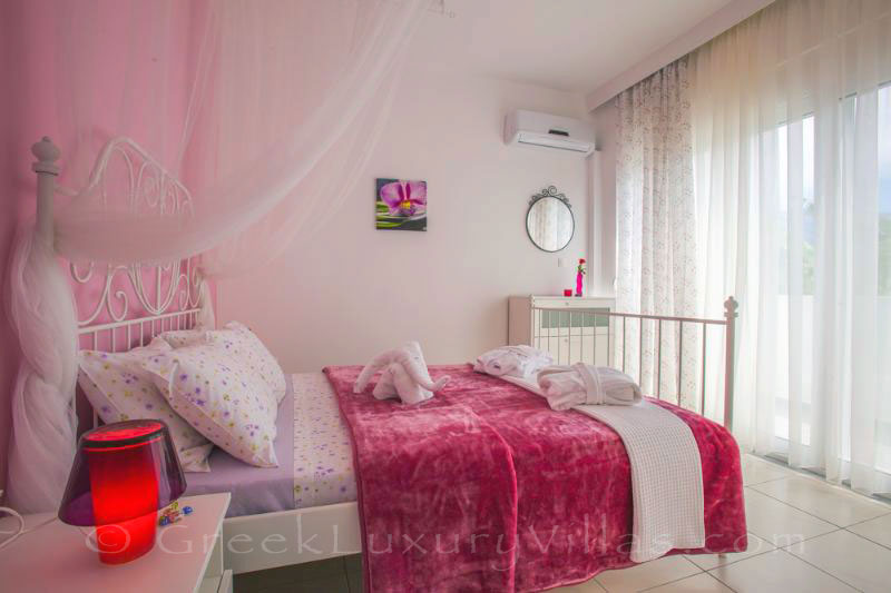 Kos holiday house near beach pink bedroom
