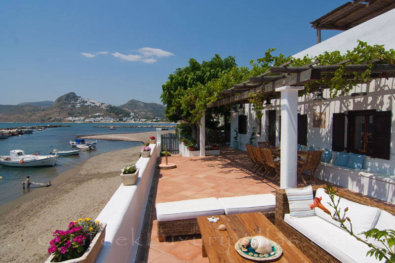 Direct beach access of beachfront villa in Skyros