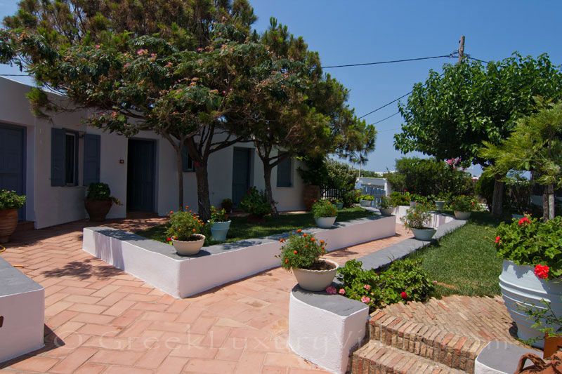 Guest houses of beachfront villa in Skyros