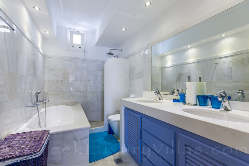 geräumiges Badezimmer Luxusvilla Syros Griechenland