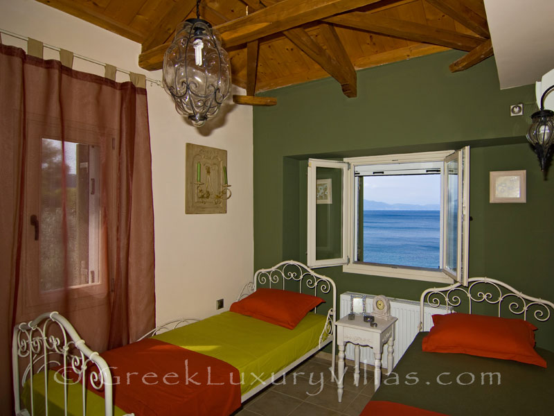 Beachfront villa with pool on Alonissos