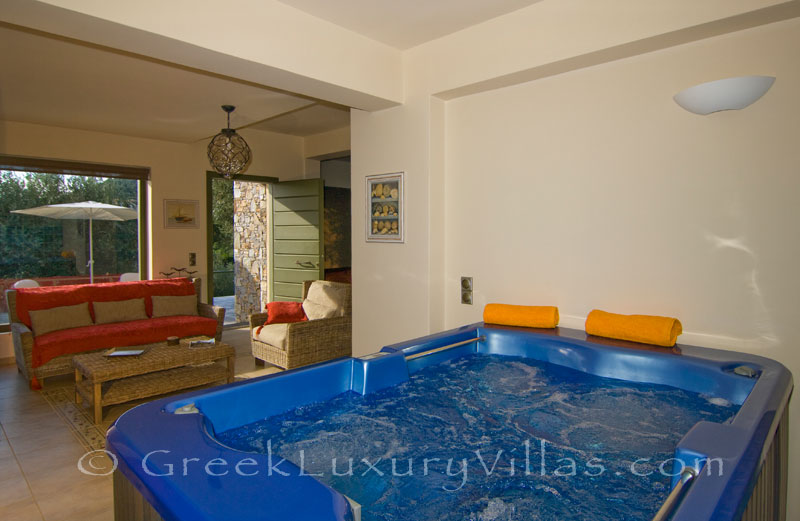 Beachfront villa with pool on Alonissos