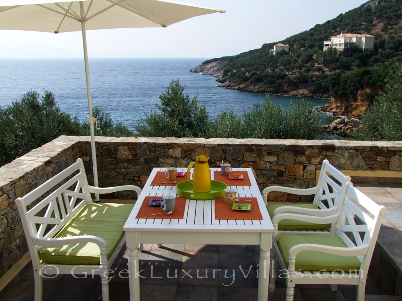 Beachfront villa with pool on Alonissos