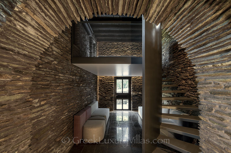 Modernes Wohnzimmer in einer traditionellen Naturstein-Villa