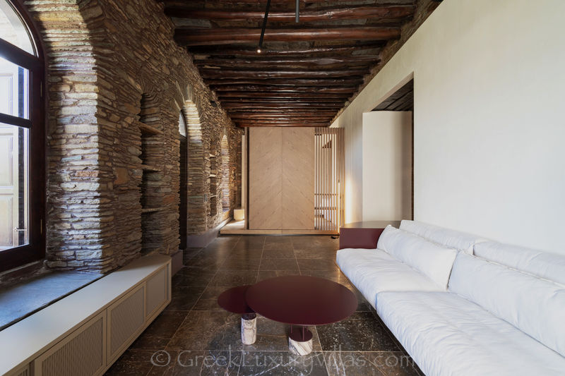Lounge des Gästehauses der Natursteinvilla auf Andros