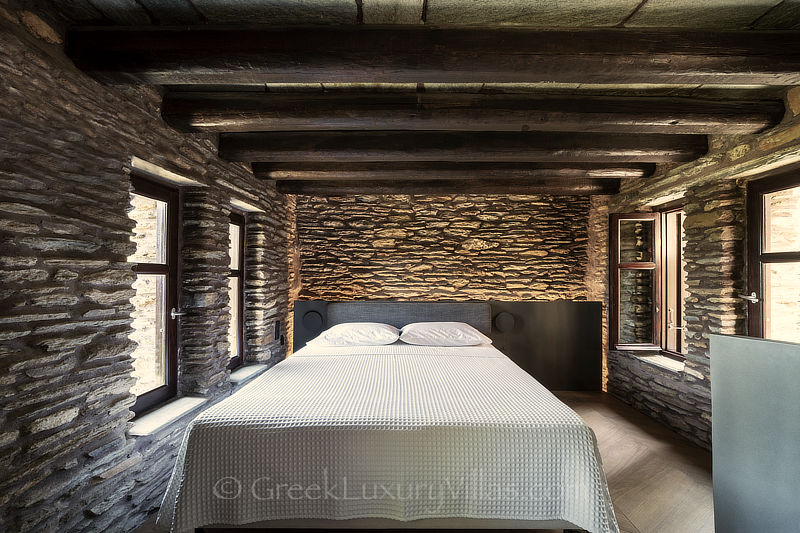 Modernes Doppelbett in traditioneller Naturstein-Villa auf Andros