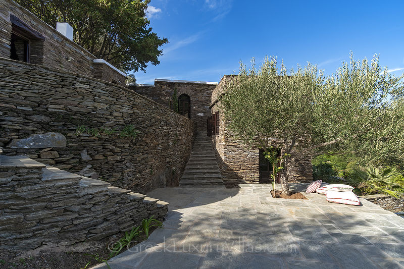 Hof der traditionellen Villa aus Naturstein auf Andros