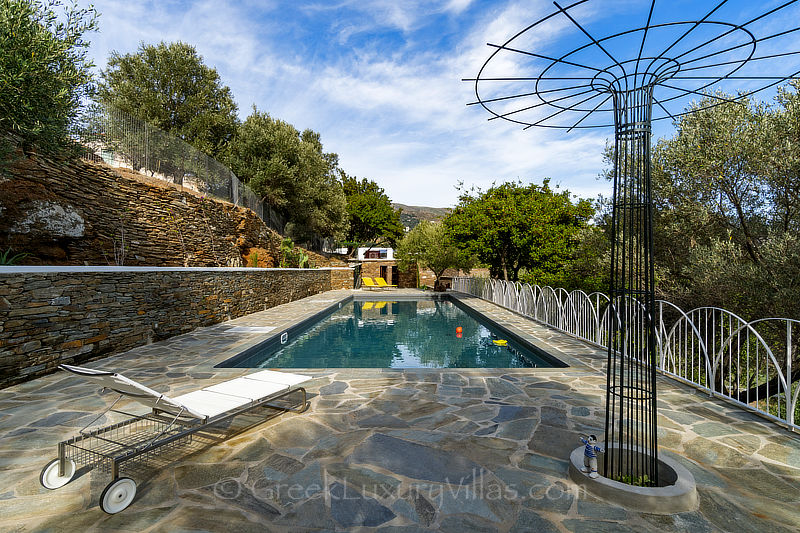 Pool der traditionellen Natursteinvilla auf Andros