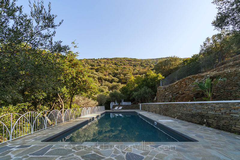 Swimmingpool der Natursteinvilla auf Andros