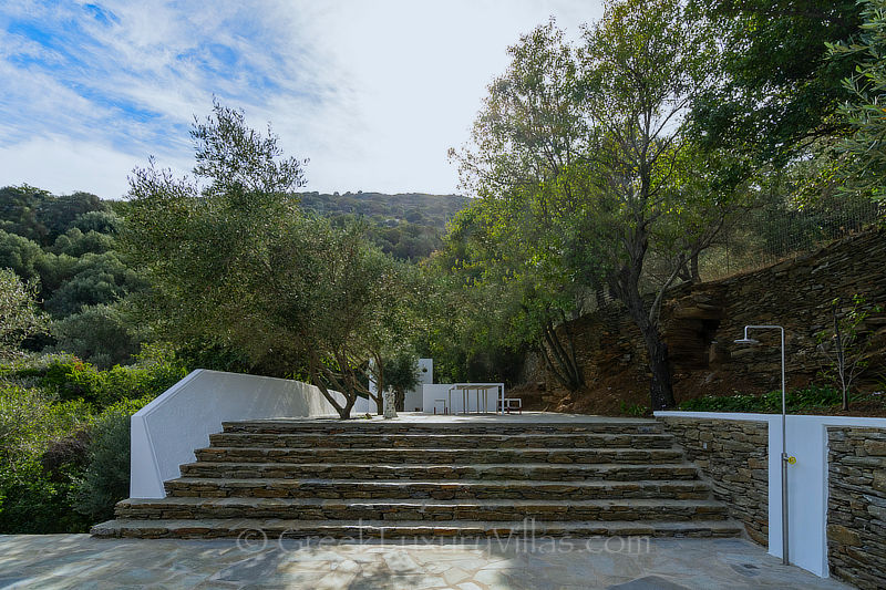 Hof der Villa aus Naturstein auf Andros
