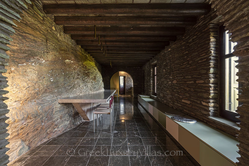 Moderner Essbereich einer traditionellen Naturstein-Villa auf Andros