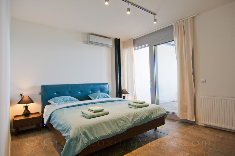 großes Schlafzimmer mit Meerblick direkt am Strand in der Nähe von Athen