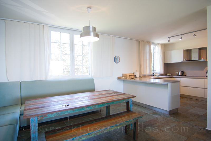 fröhliches Interieur Ferienhaus direkt am Strand Athen Griechenland