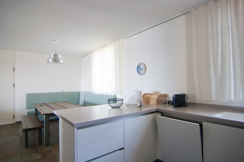moderne Küche am Strandhaus in der Nähe von Athen, Griechenland