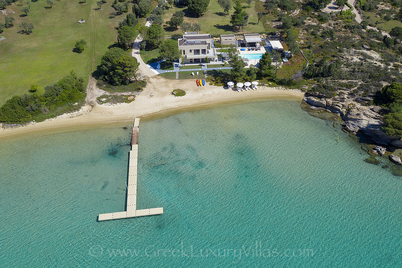 moderne Strandvilla mit Steg