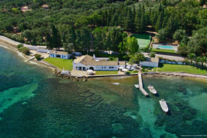 Große Villa direkt am Ufer auf Korfu