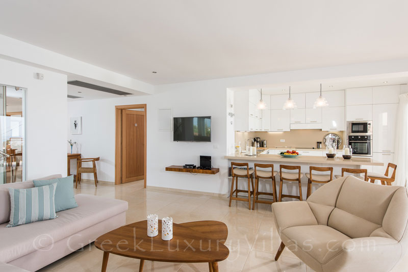 offene Lounge der modernen Villa mit privatem Tennisplatz und Pool