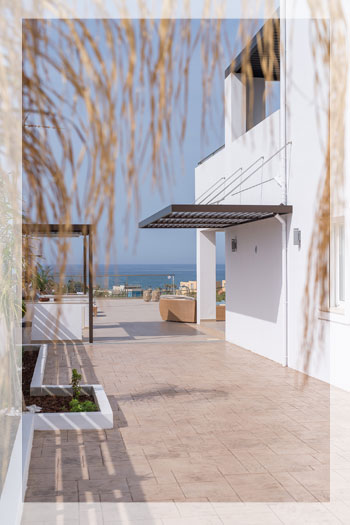 Moderne Villa mit privatem Tennisplatz in der Nähe vom Strand
