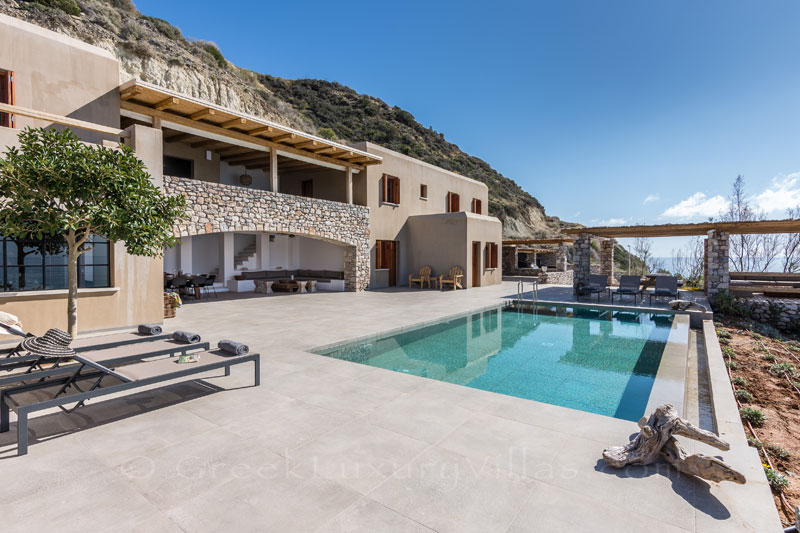 Pool for big groups in beachfront villa