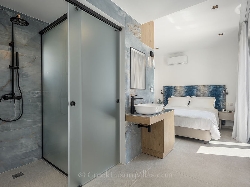 en-suite bathroom of double-bedroom in villa by the sea in Crete