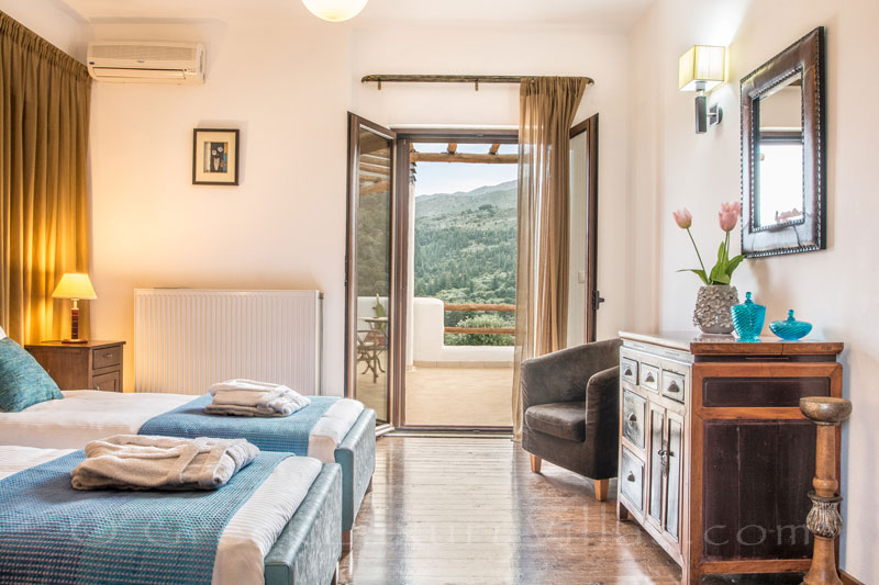 Bedroom with singe beds in luxury villa in Crete