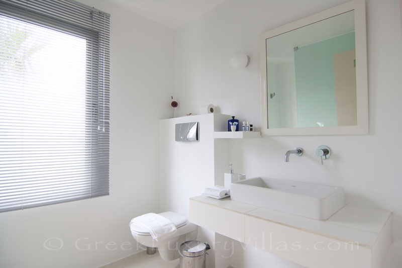 The bathroom of a beachfront villa in Maleme, Crete