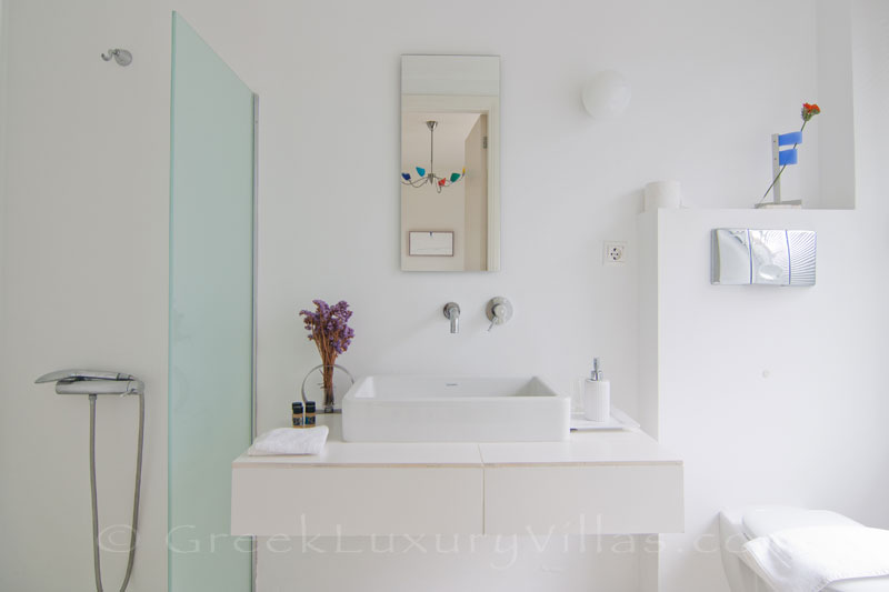 A bathroom in a beachfront villa in Maleme, Crete