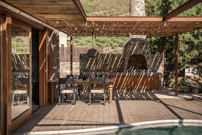 gemauerte Grillstelle auf Terrasse mit Meerblick und Pool im Natur-Stil