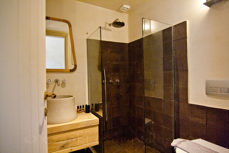 The bathroom of the beach house in Crete