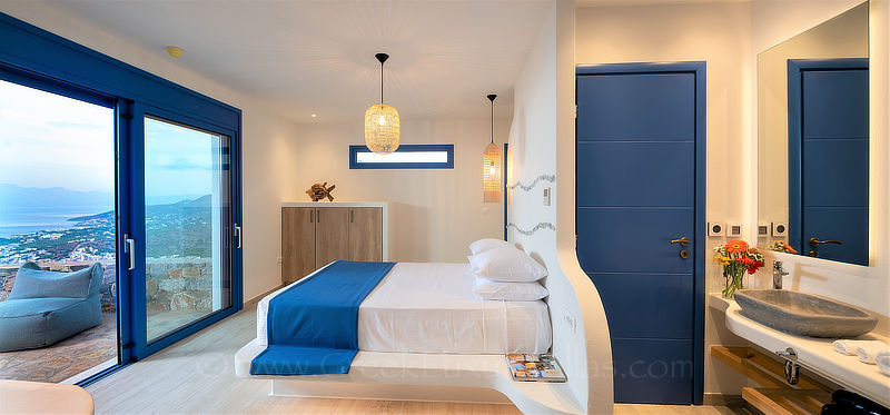 Geräumiges Schlafzimmer mit eigenem Bad in einer Luxusvilla auf Kreta