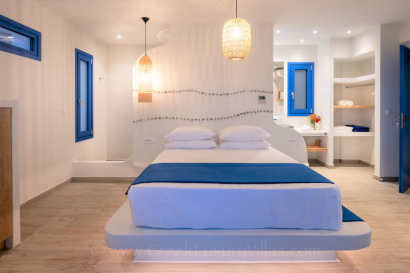 modernes Schlafzimmer mit eigenem Bad in kretischer Luxusvilla