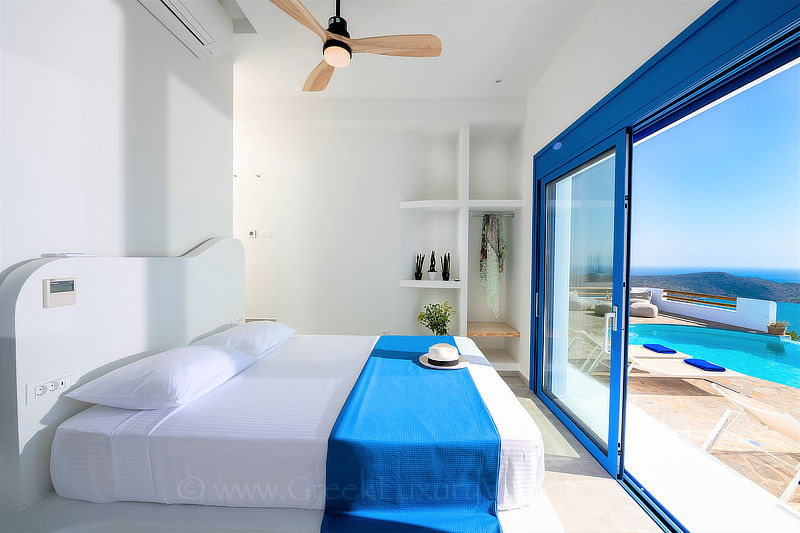 sonnenverwöhntes Schlafzimmer mit Meerblick und Pool auf Kreta, Griechenland