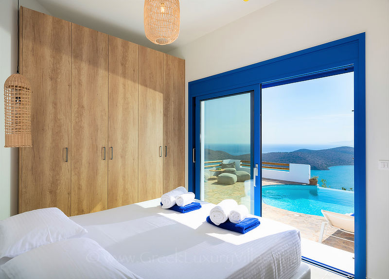 modernes Schlafzimmer mit Meerblick und Pool in der Luxusvilla auf Kreta