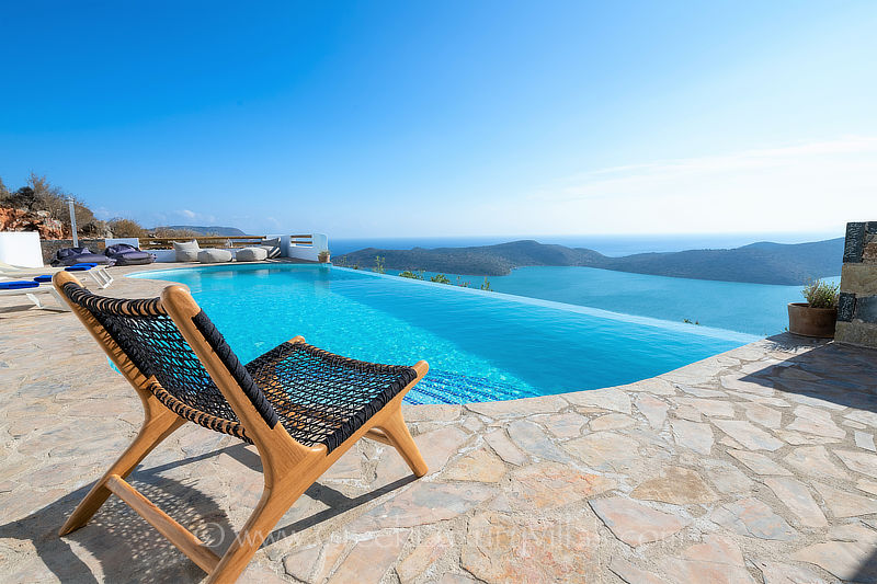 Kretische Luxusvilla mit Pool mit Blick auf Elounda