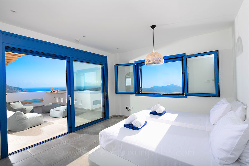 sonniges Schlafzimmer mit Meerblick in Luxusvilla in Griechenland