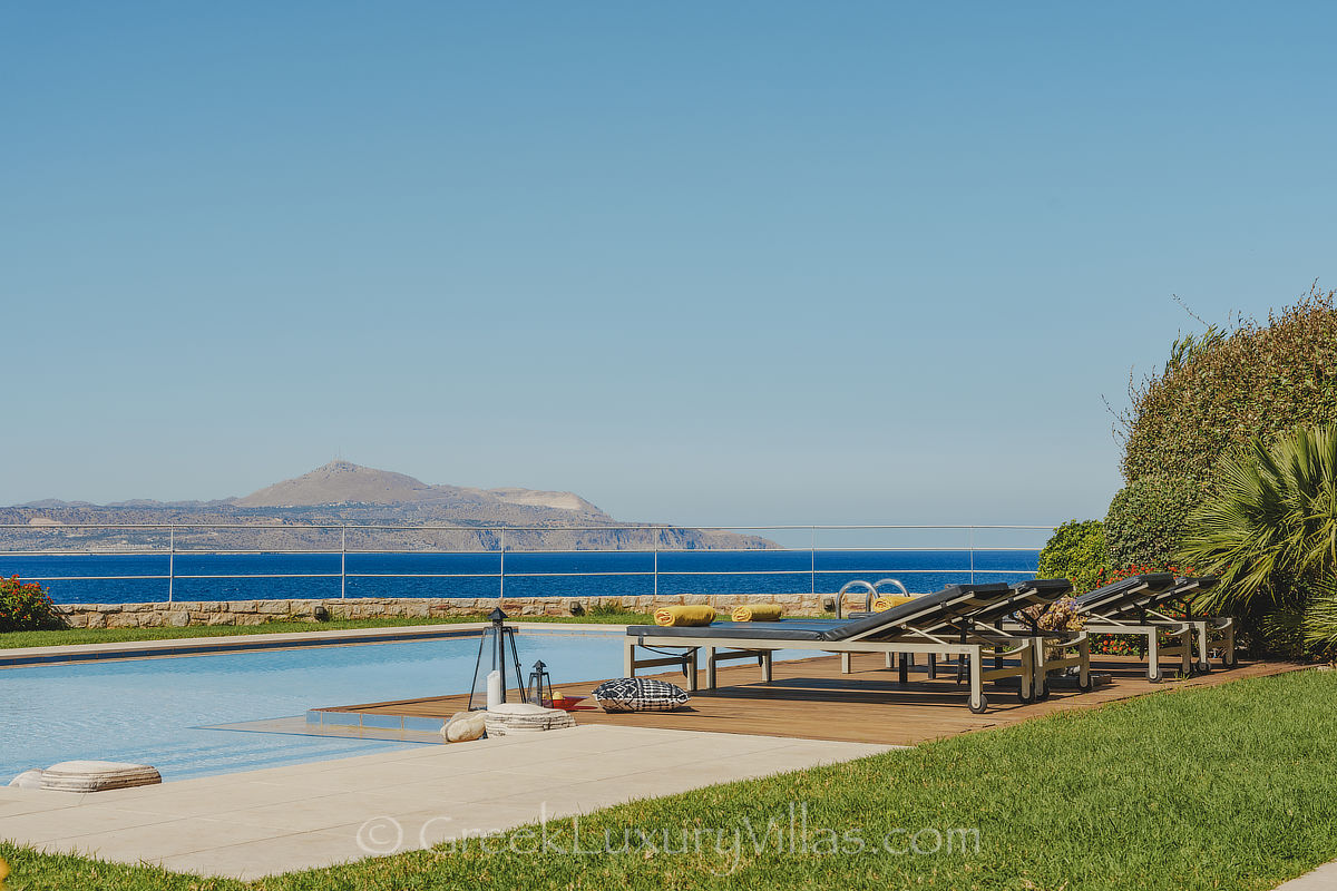 Kreta, eine moderne Villa am Meer mit Pool mit Meerblick