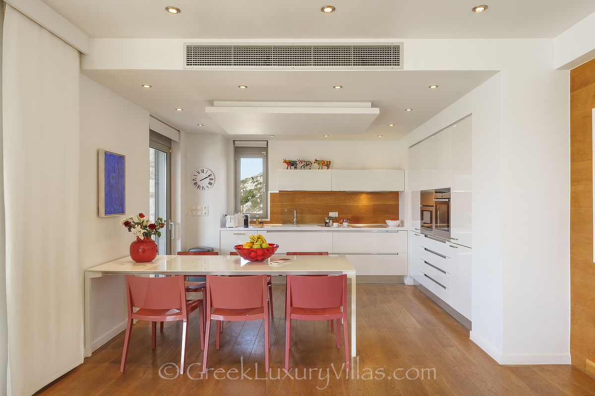 Kreta, Küche einer modernen Villa am Meer in Almyrida