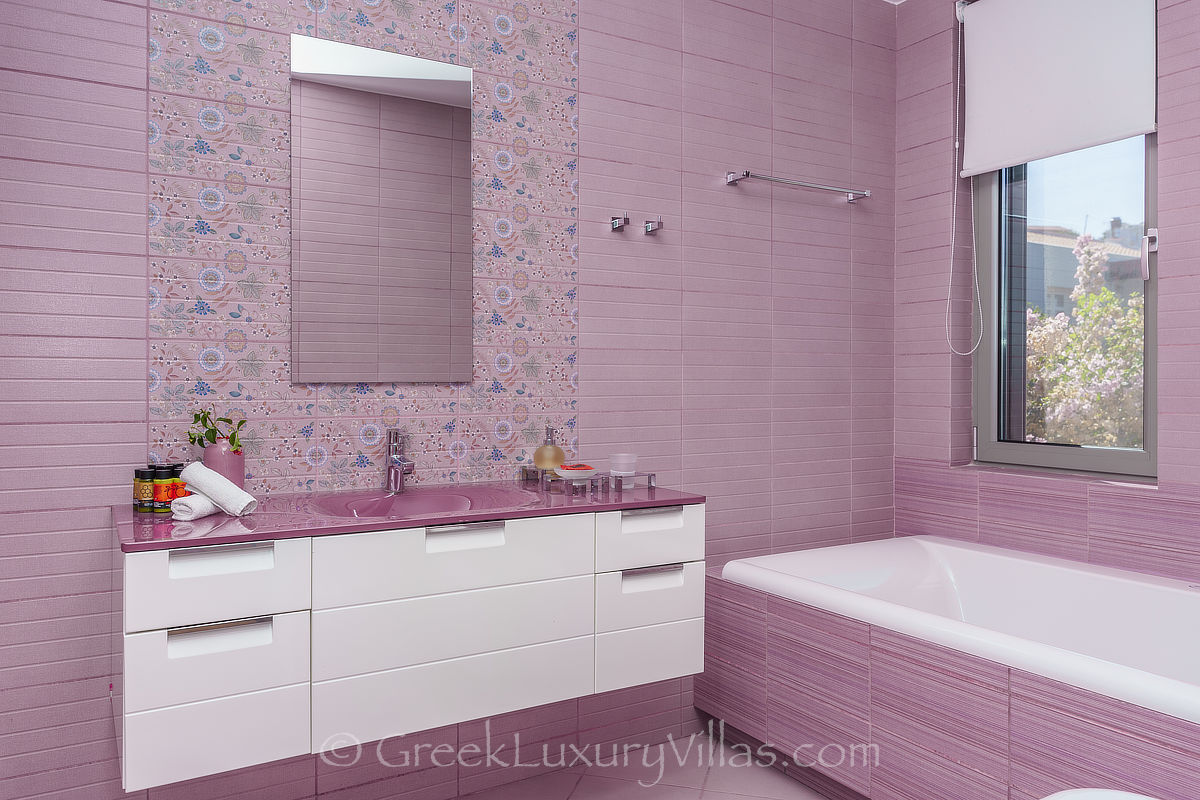 Kreta, ein Badezimmer einer modernen Villa am Meer in Almyrida