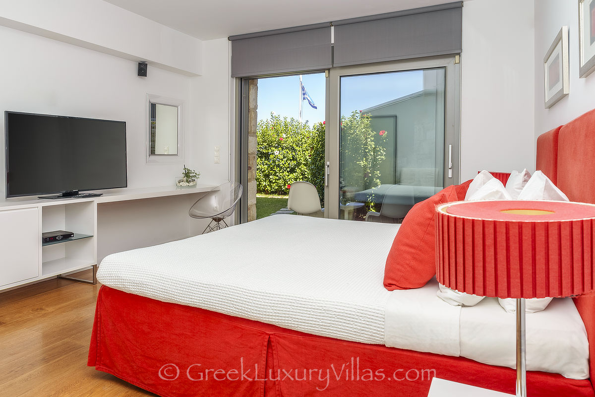 Kreta, ein Schlafzimmer einer modernen Villa am Meer in Almyrida