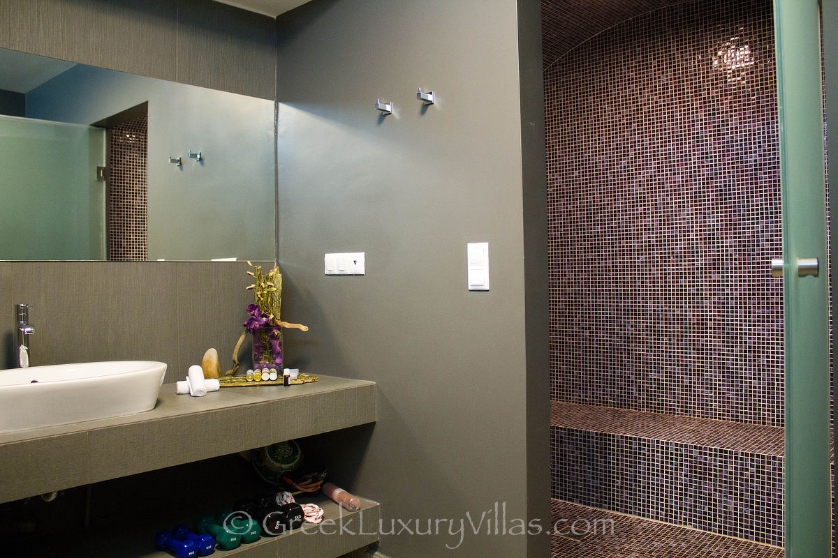 Kreta, ein Badezimmer einer modernen Villa am Meer in Almyrida