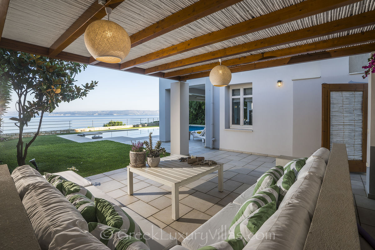 Villa am Meer im Inselstil mit Poollounge