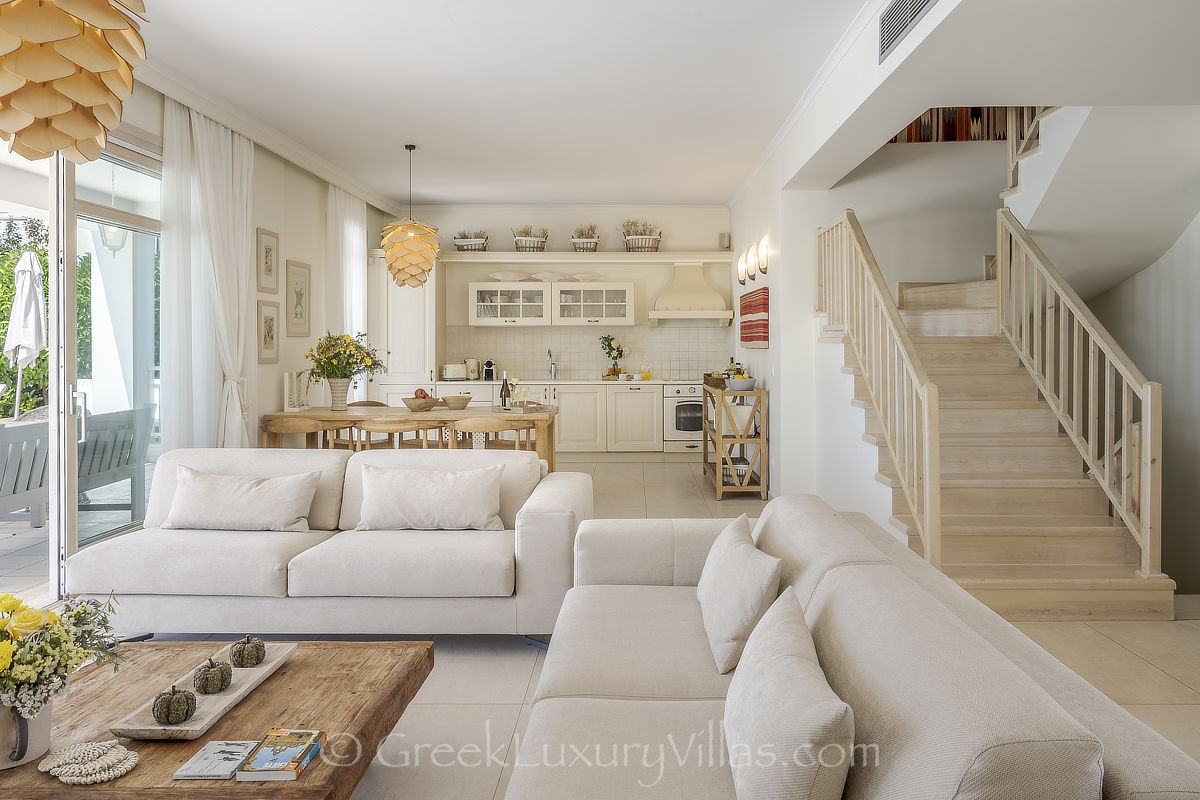 Offene Raumplanung der Villa am Meer mit Pool