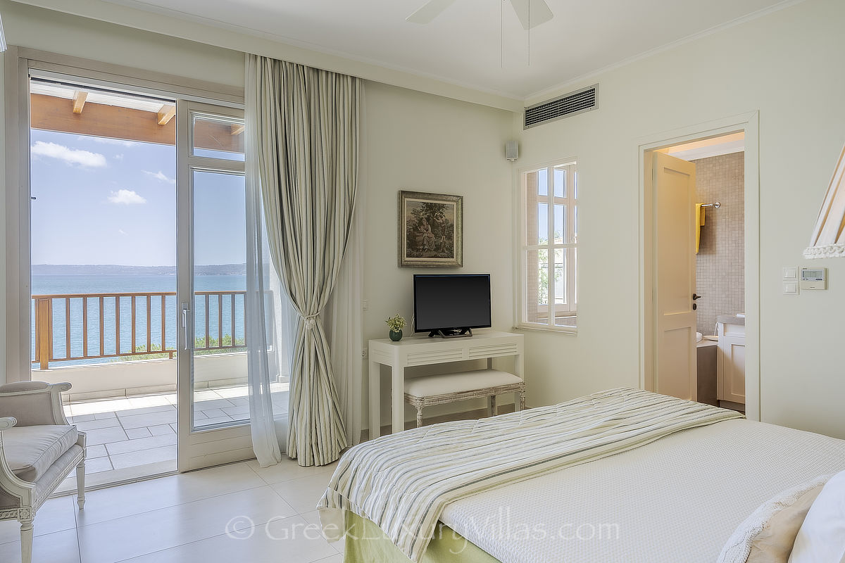 Hauptschlafzimmer der Villa am Meer im Inselstil mit Pool auf Kreta