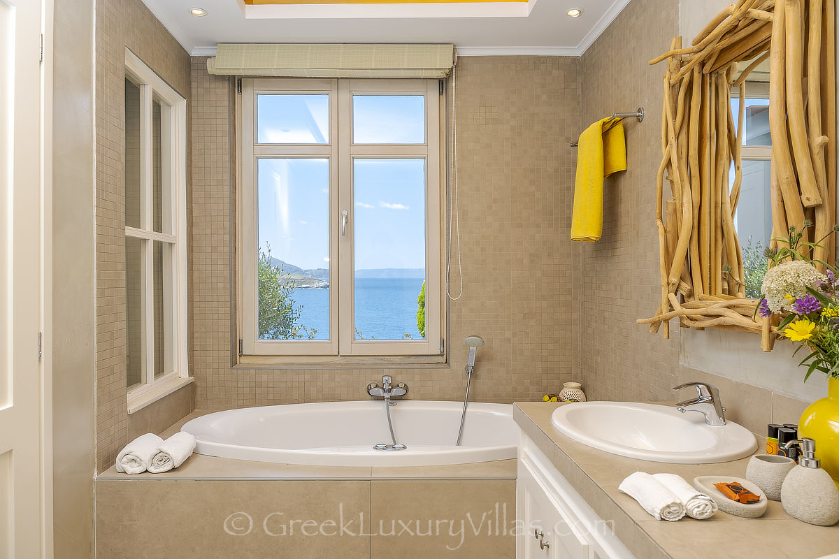 Bad der Villa am Meer im Inselstil mit Pool auf Kreta