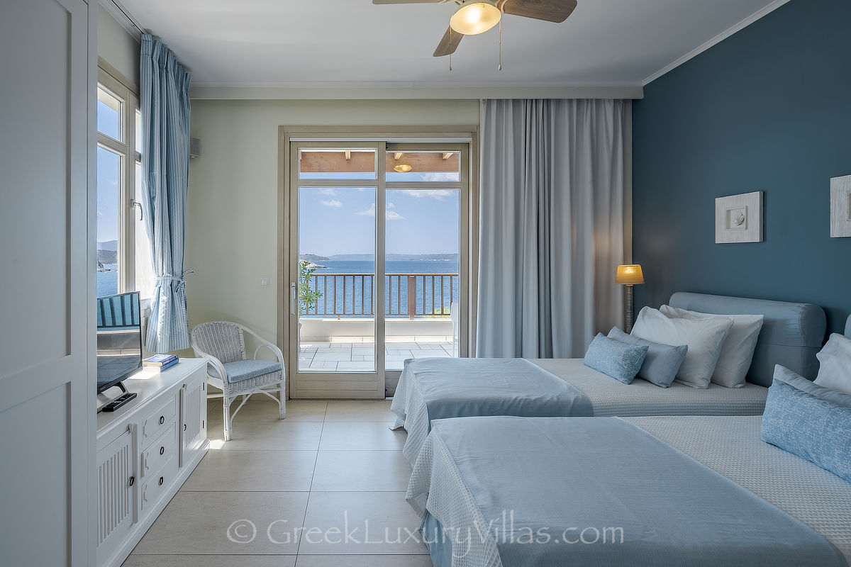 Schlafzimmer der Villa am Meer im Inselstil mit Pool auf Kreta