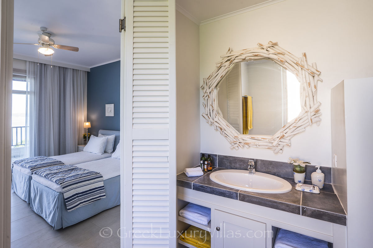 Bad der Villa am Meer im Inselstil mit Pool auf Kreta