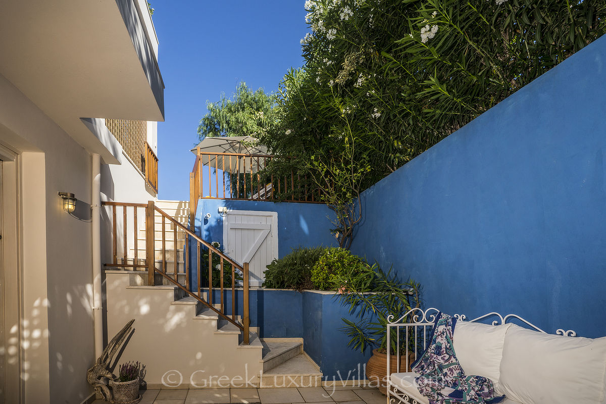 Terrasse der Villa am Meer im Inselstil mit Pool auf Kreta