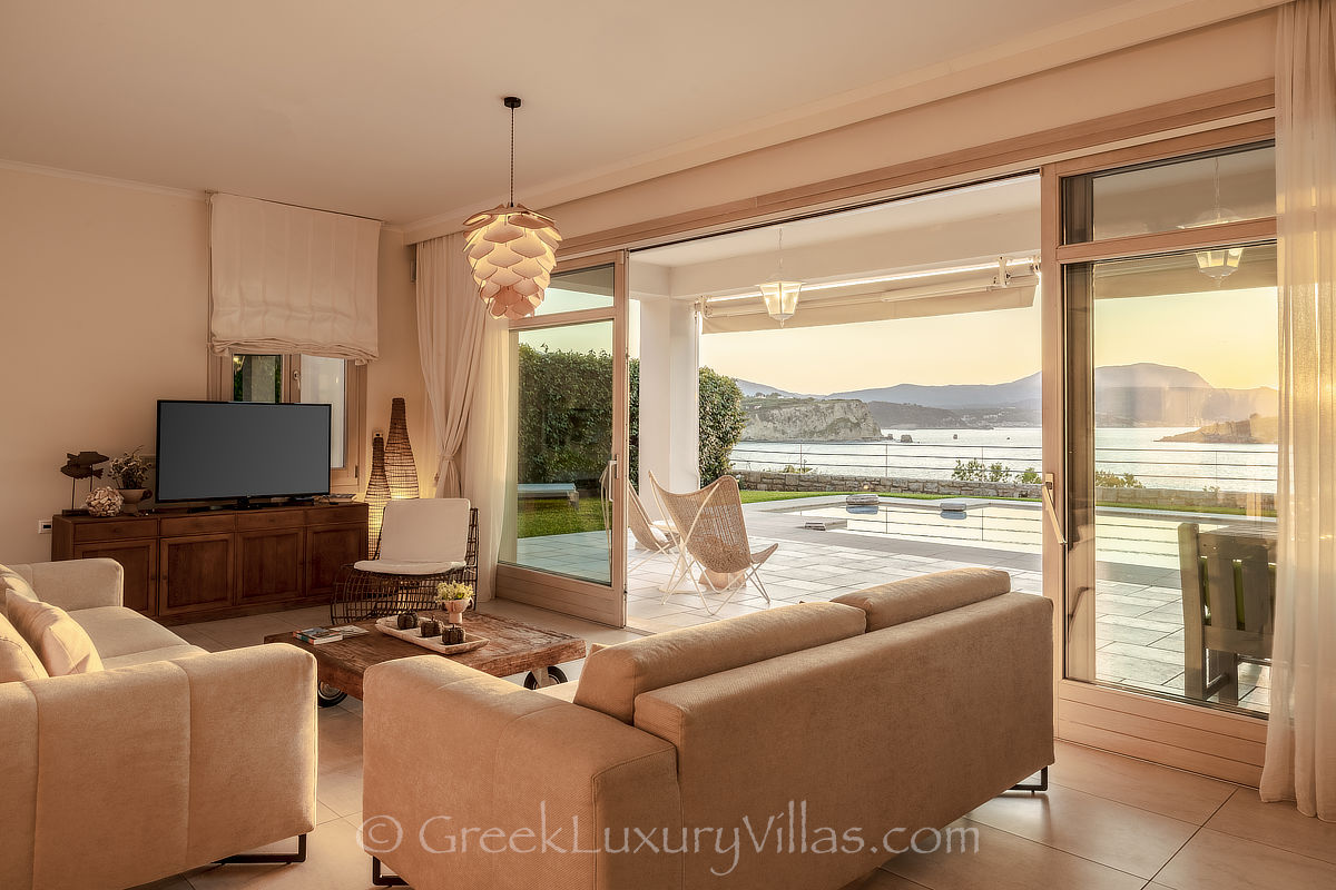 Blick auf Sonnenuntergang in der Villa mit Pool auf Kreta