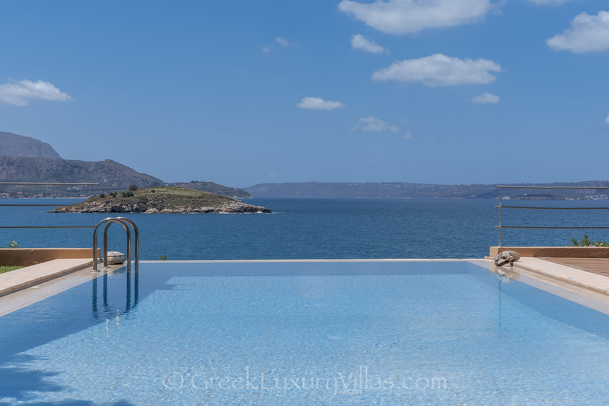 Meerblick vom Infinity-Pool einer traditionellen Villa am Meer