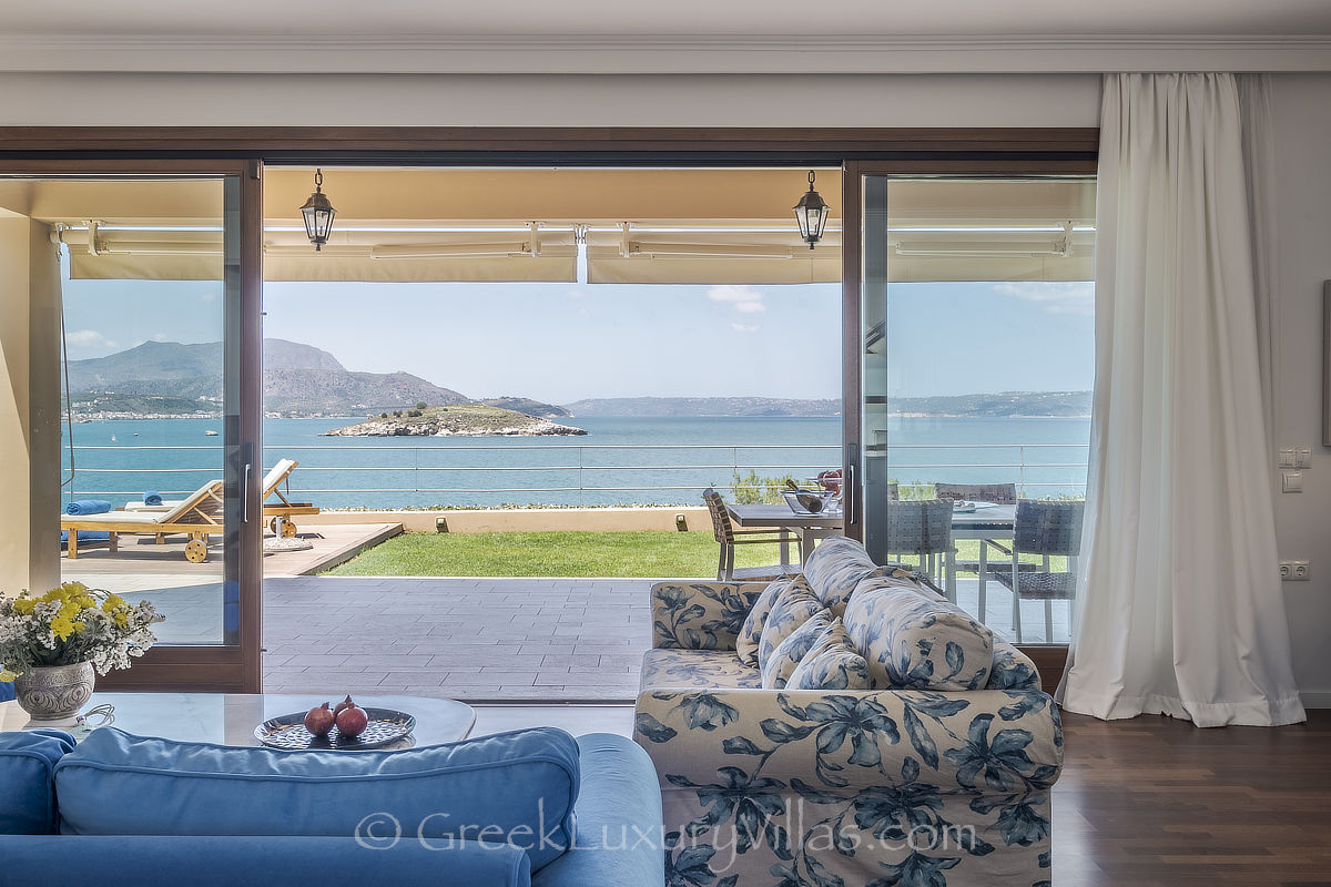 Meerblick von der Lounge einer traditionellen Villa am Meer